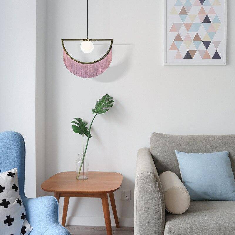 Suspension design LED avec demi-cercle en métal et pendentif coloré