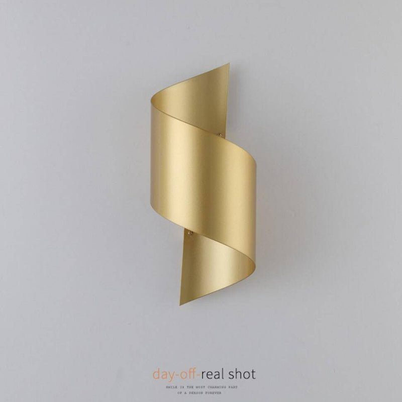 Applique murale design à LED avec courbe en métal doré Loft