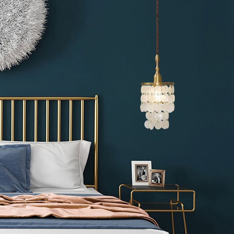 Suspension moderne avec des pampilles en nacre Mermadia