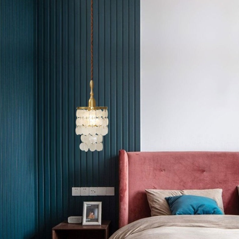 Suspension moderne avec des pampilles en nacre Mermadia