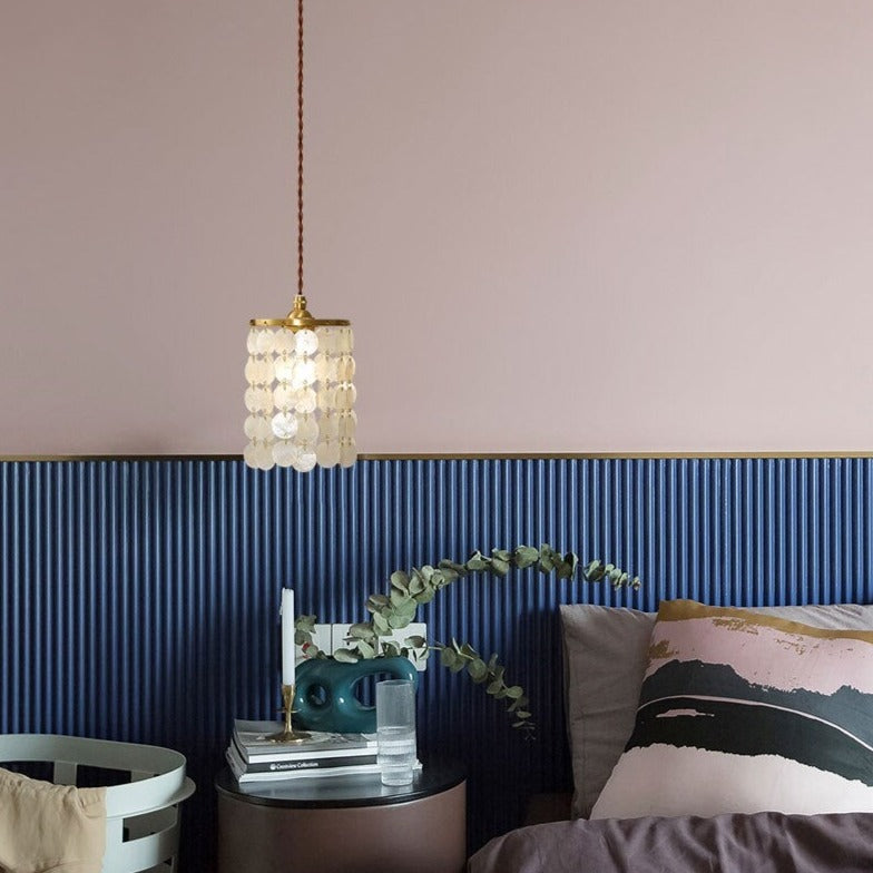 Suspension moderne avec des pampilles en nacre Mermadia