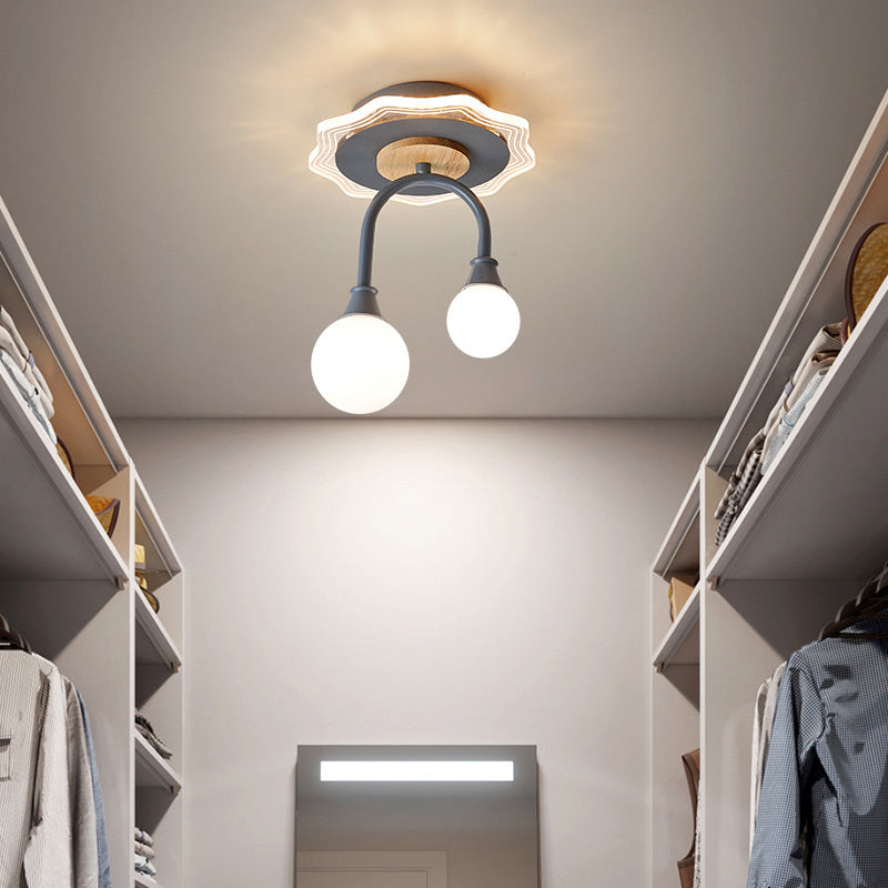 Plafonnier design avec des formes originales en métal Basil