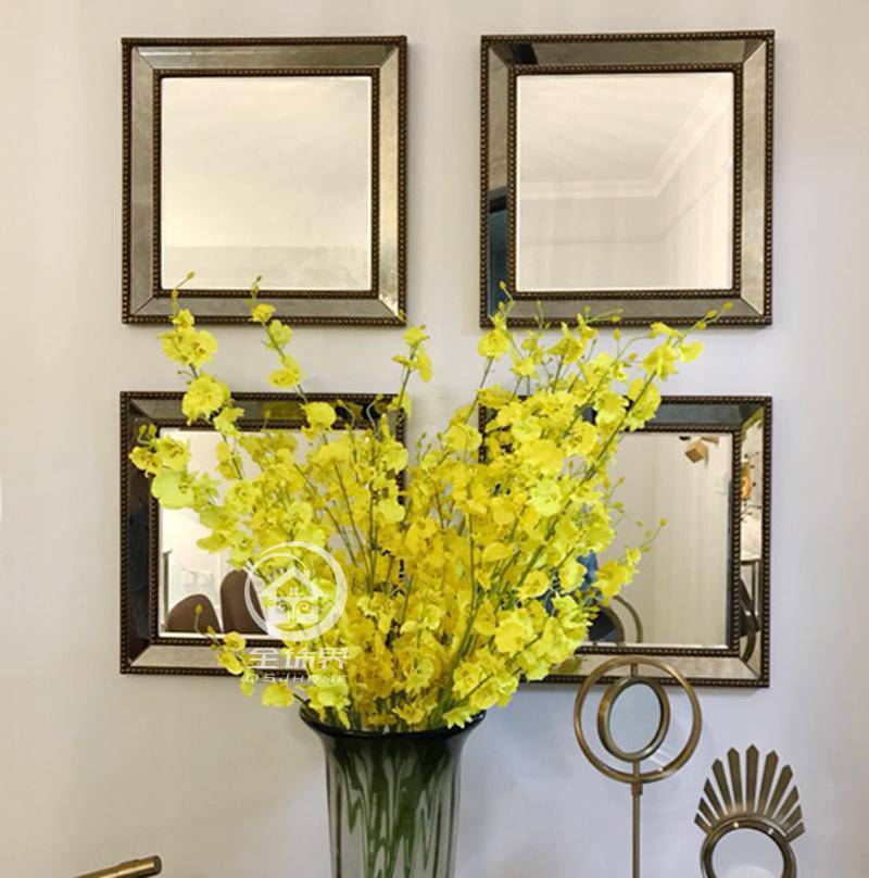 Miroir mural carré en métal doré Wall