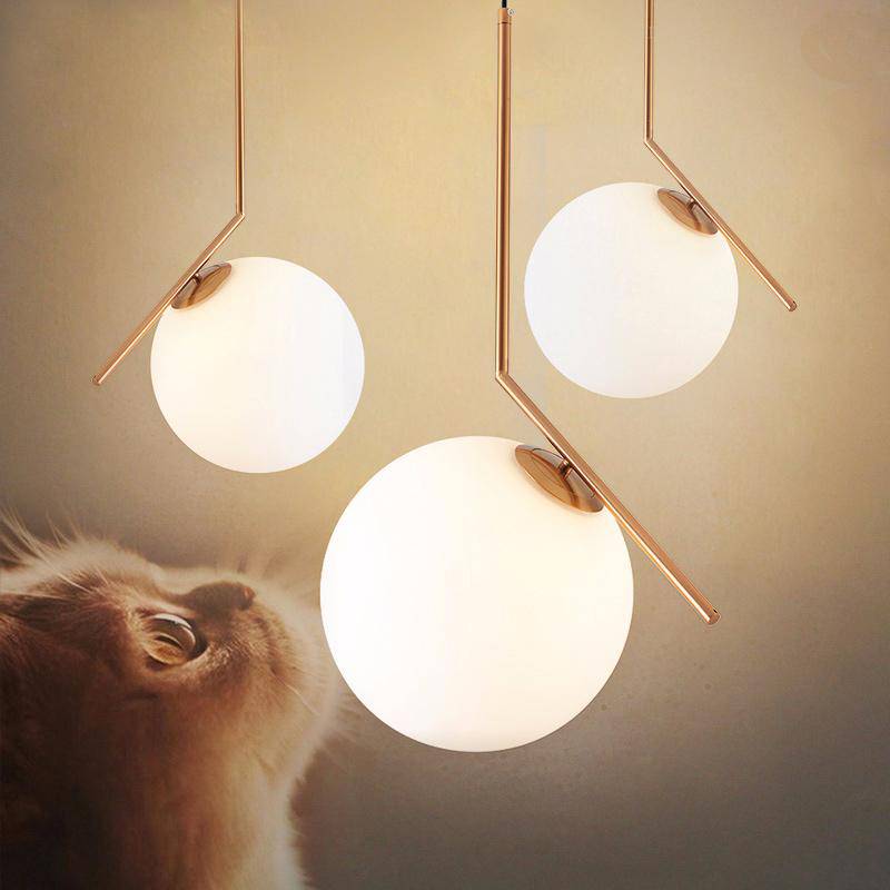 Suspension design à LED avec branche dorée et boule en verre