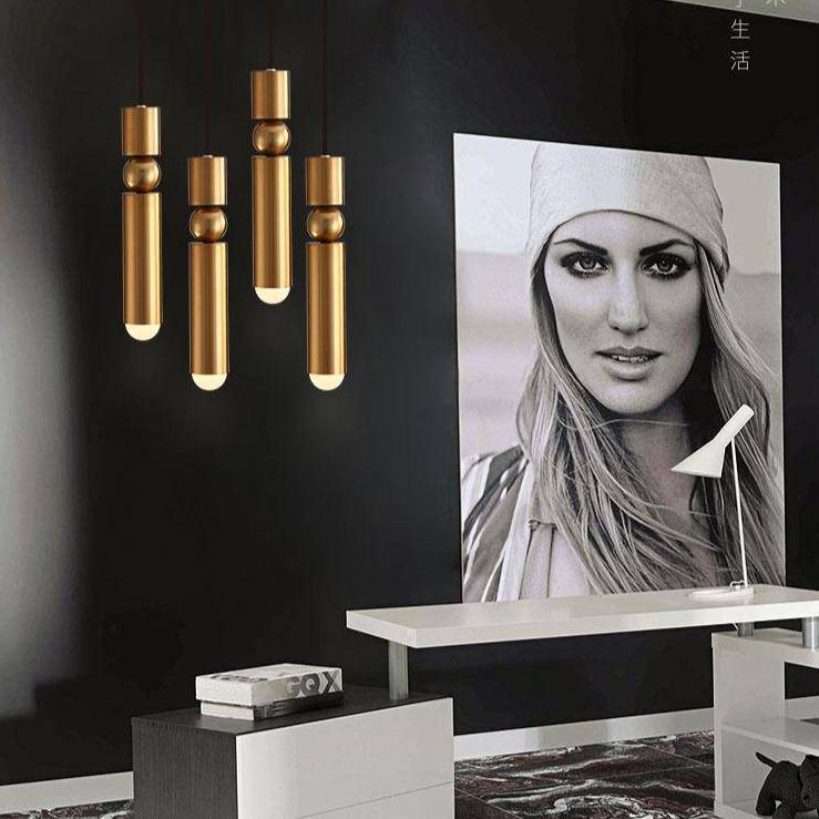 Suspension design LED tube doré avec boule