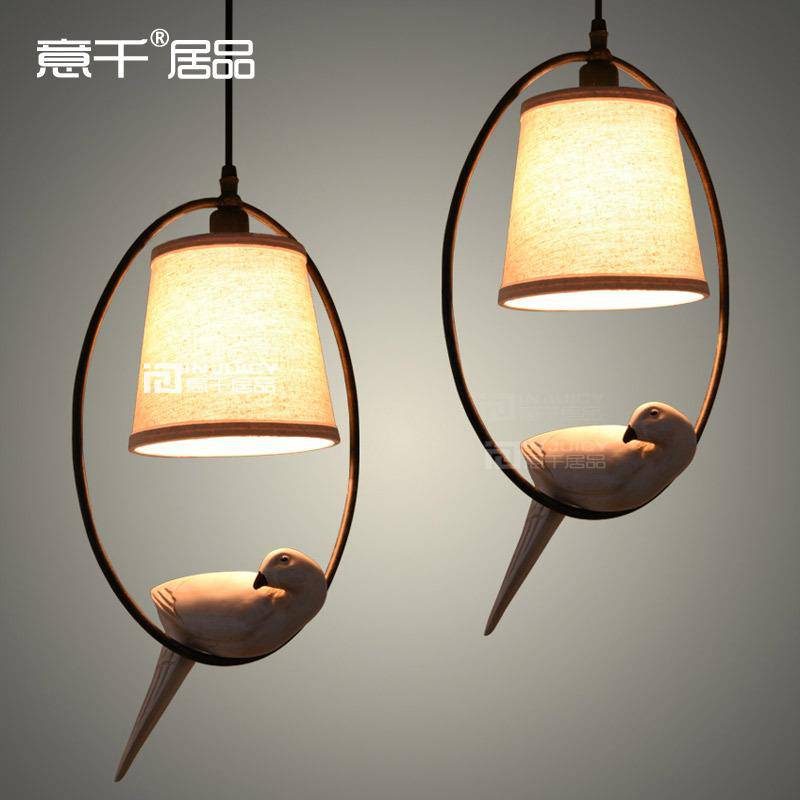 Suspension avec abat-jour et oiseau perché à LED