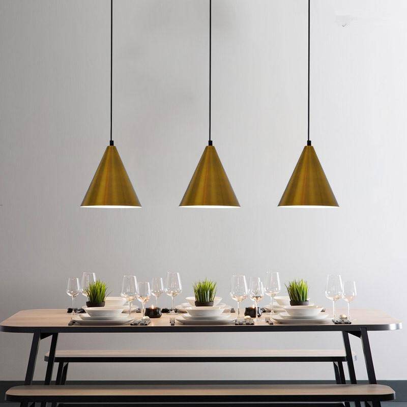Suspension design doré en forme de cône Luxe