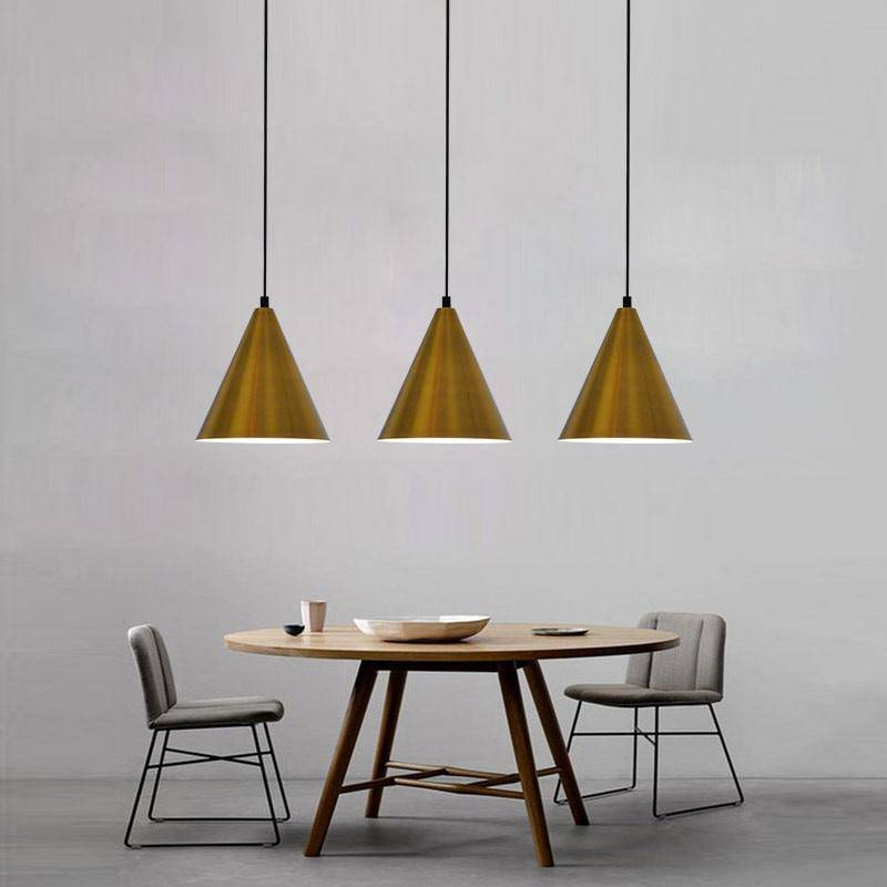 Suspension design doré en forme de cône Luxe