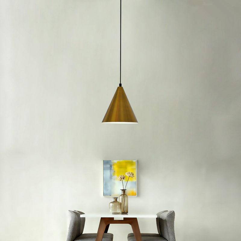 Suspension design doré en forme de cône Luxe