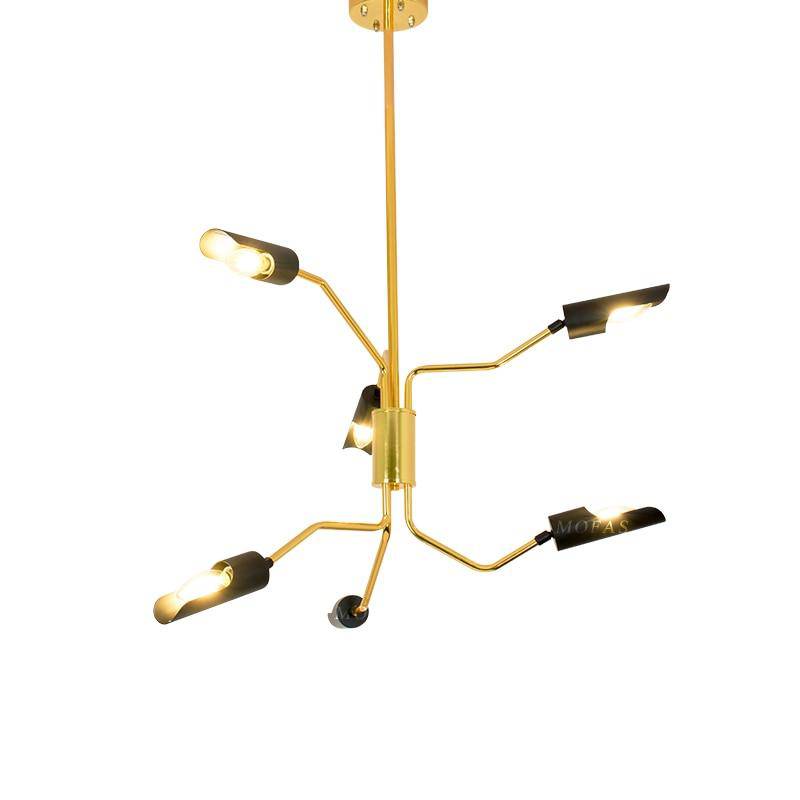 Lustre design à LED avec bras articulés dorés et lampes noires