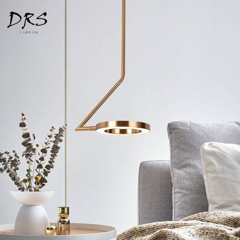 Suspension design doré à LED avec lampe ronde