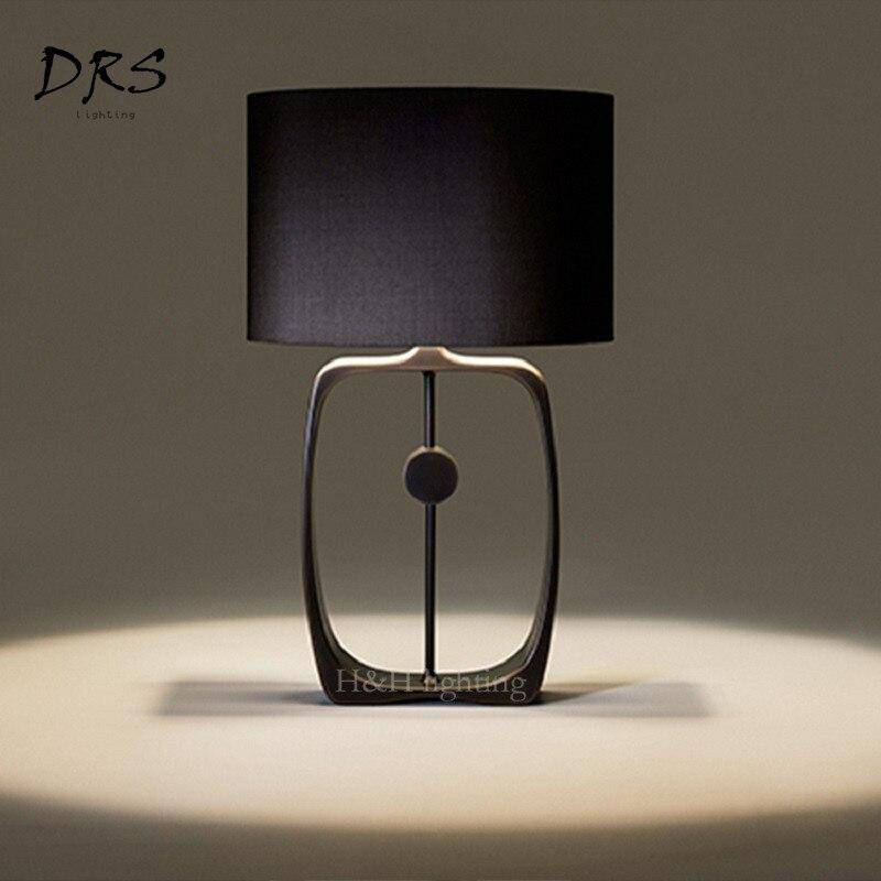 Lampe à poser design LED noire avec abat-jour arrondi Lampara