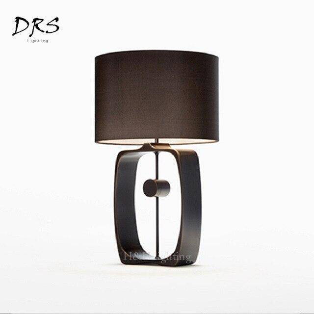 Lampe à poser design LED noire avec abat-jour arrondi Lampara