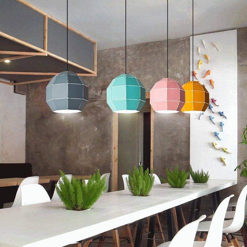 Suspension design à LED en métal coloré style scandinave