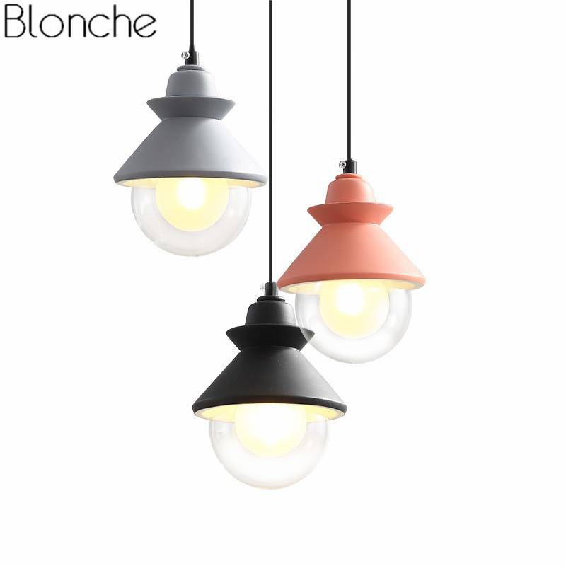 Suspension LED design triangle en métal et boule en verre