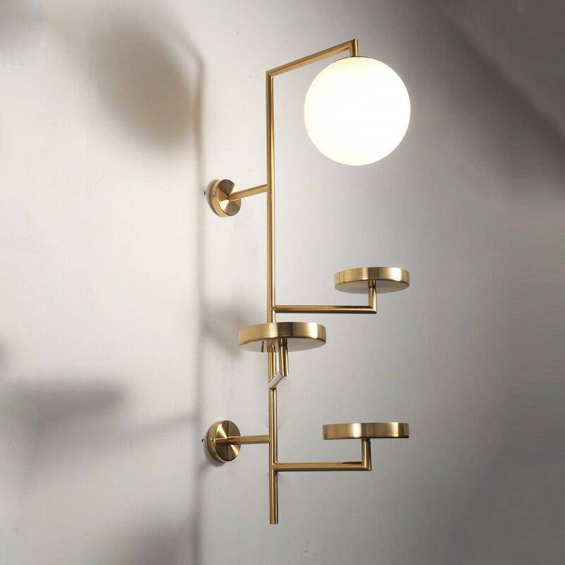 Applique murale design LED avec plusieurs disques dorés et boule en verre