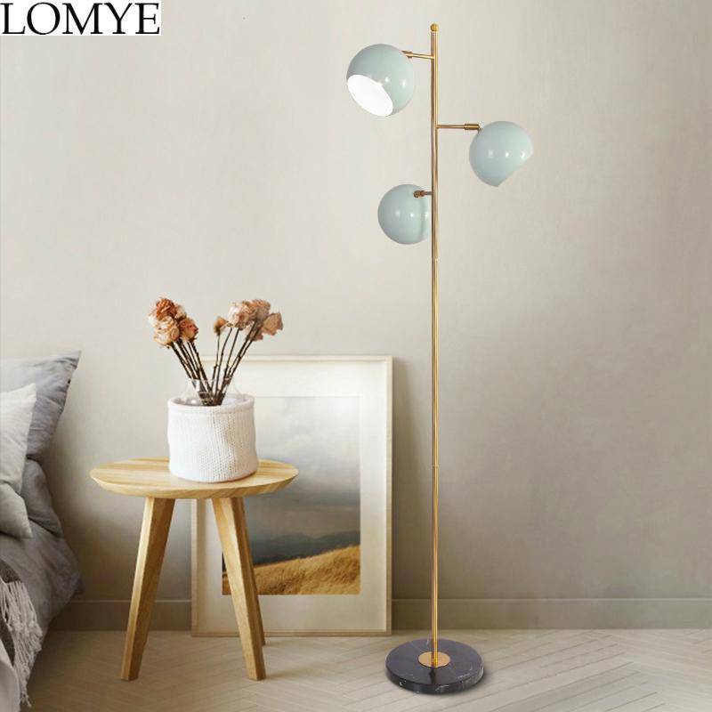 Lampadaire LED doré design avec lampes orientables blanches