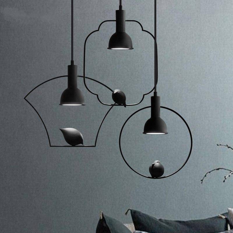 Suspension forme en métal avec oiseau suspendu