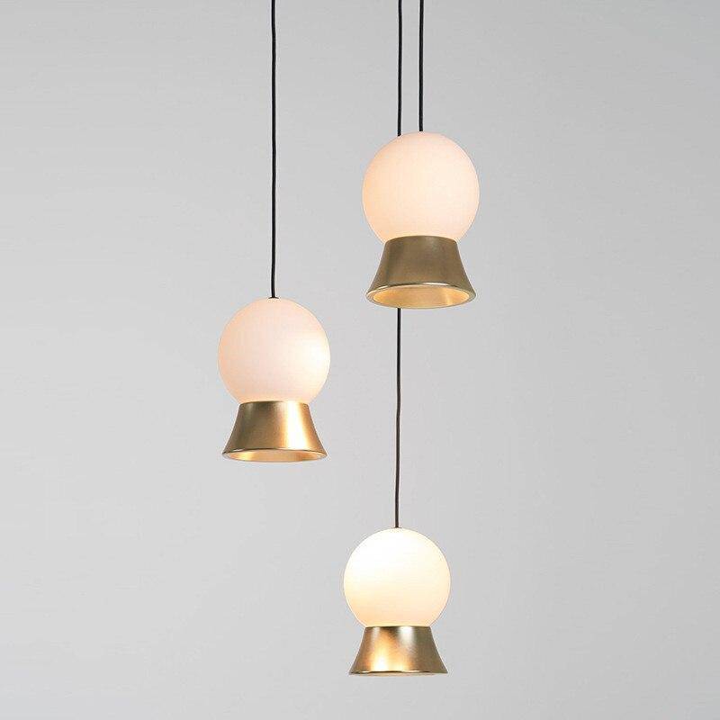 Suspension et lustre design à LED avec boule en verre et support dorée