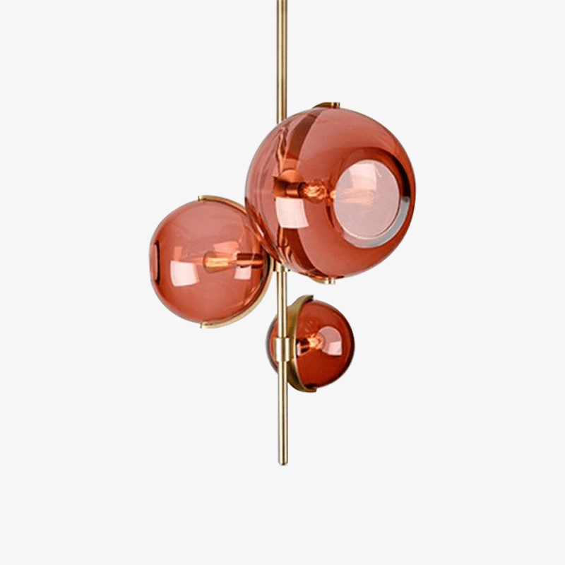 Suspension design LED avec tige doré et trois boules en verre rouge