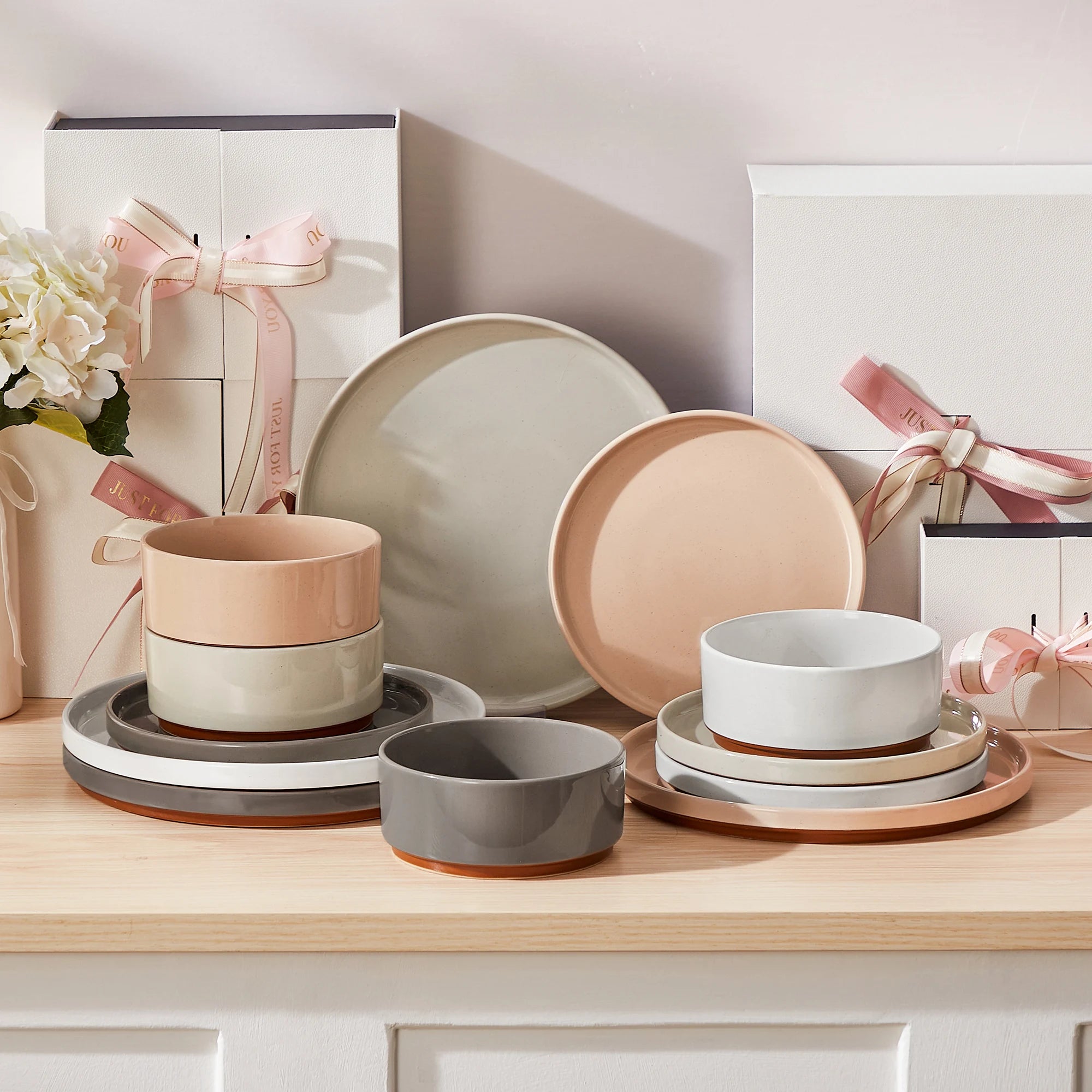 Service table porcelaine minimaliste assiettes bols bords relevés