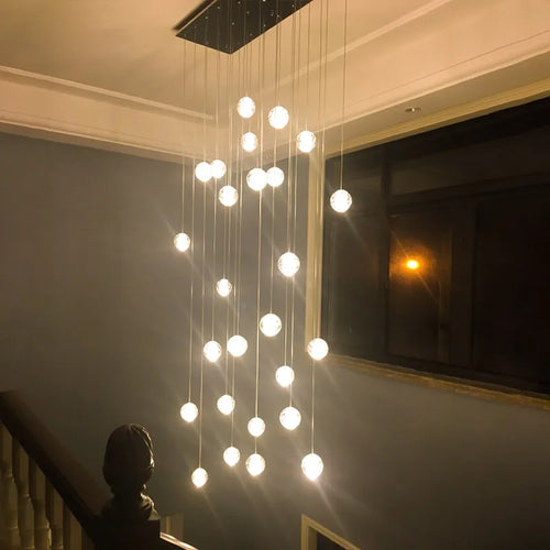 lustre long en cristal pour une ambiance moderne et élégante