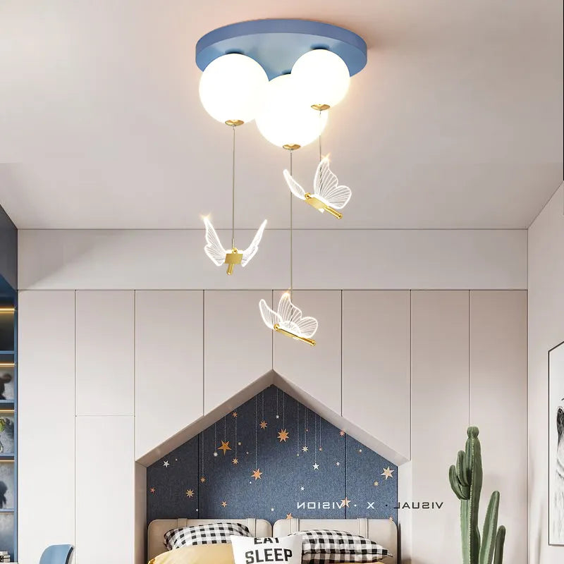 Plafonnier simple et moderne avec boule papillon romantique - vue 4 sur 9