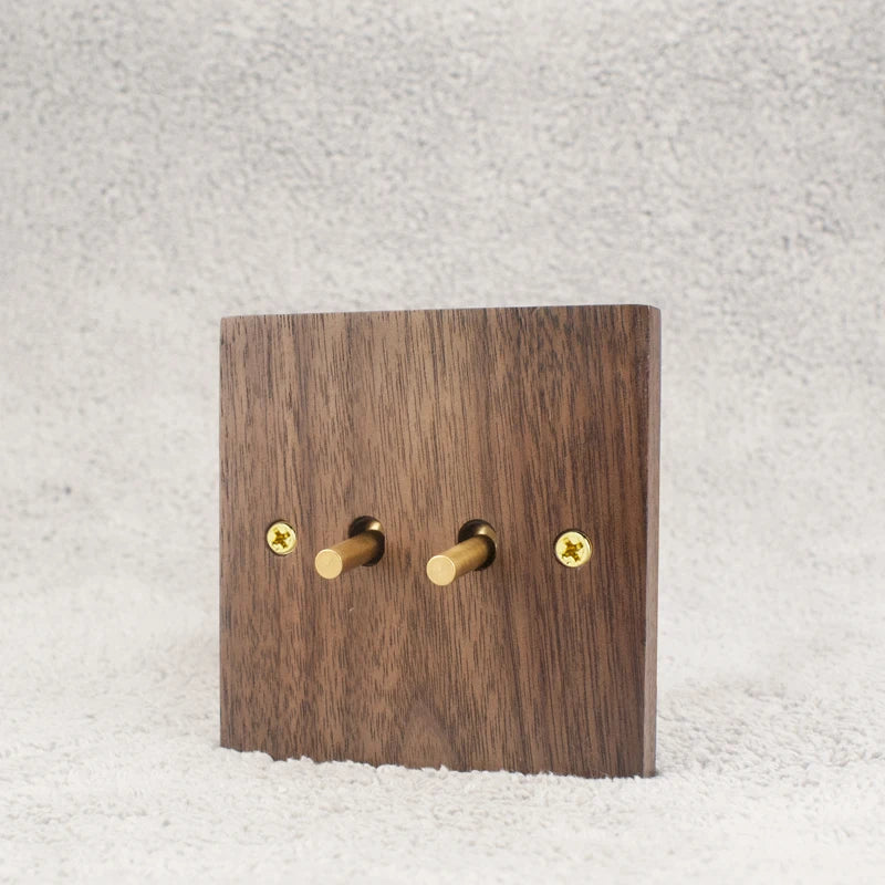 Prise électrique (Europe) en bois et vis dorées