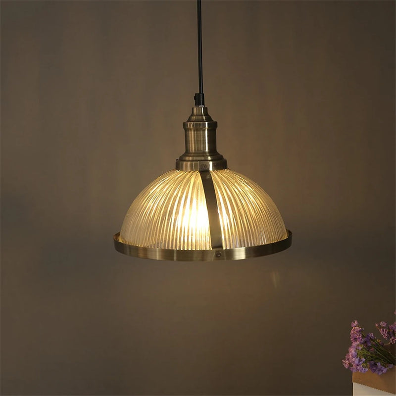 lampe suspendue vintage en verre transparent pour ambiance nostalgique
