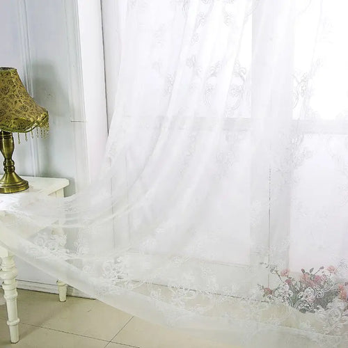 Voilage motif floral brodé ondulé style américain salon