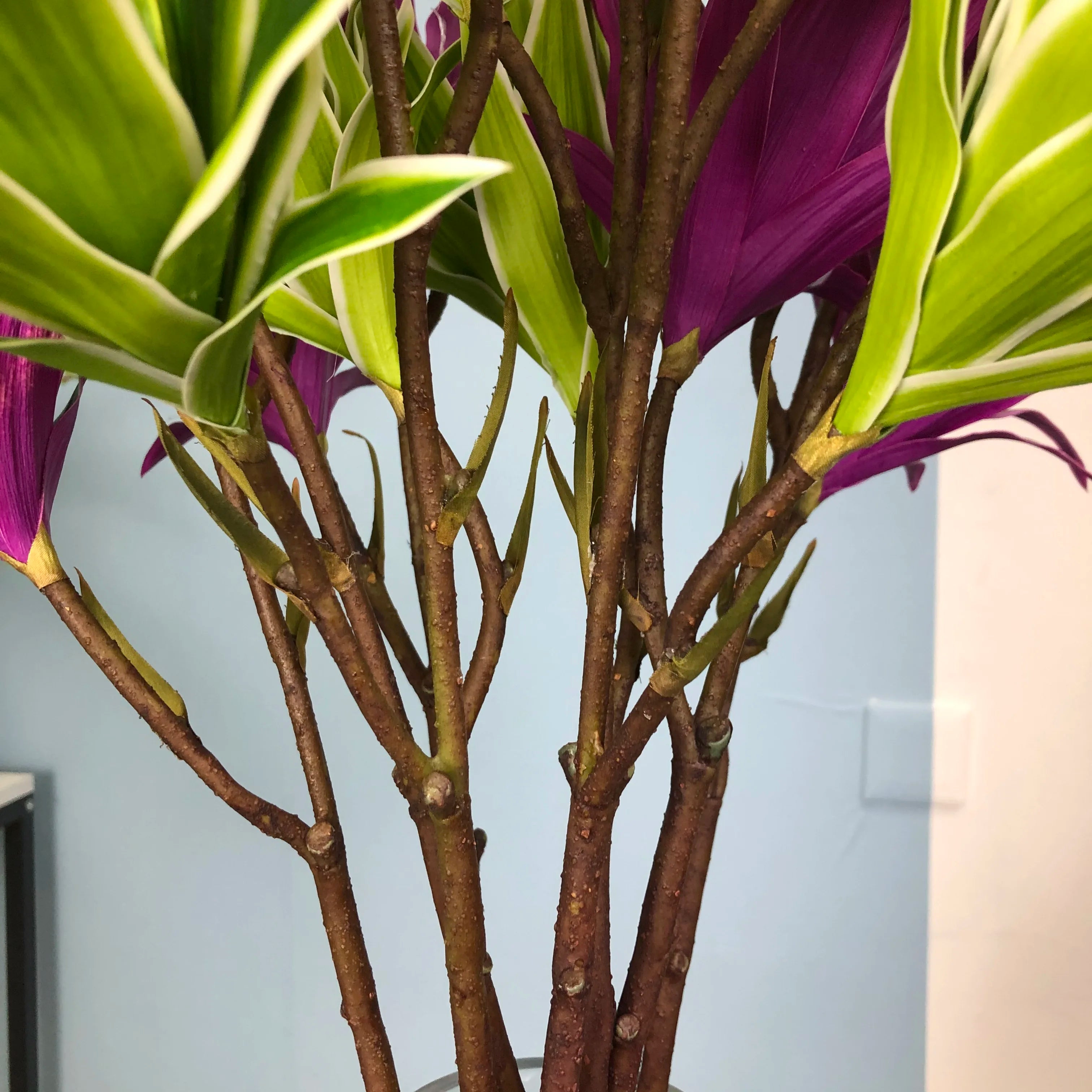 Large artificial lily branches with realistic foliage for decoration - vue 5 sur 8