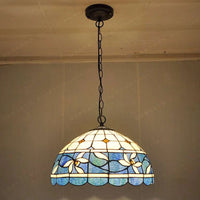 lustre antique en vitrail pour ambiance nostalgique et restaurant