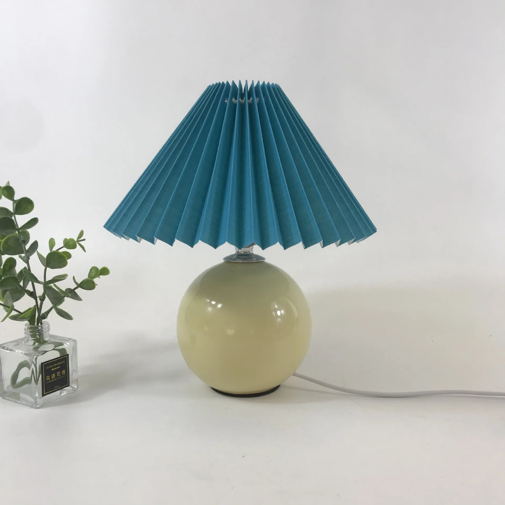 Lampe plissée bois rotin moderne LED bureau et table - vue 4 sur 21