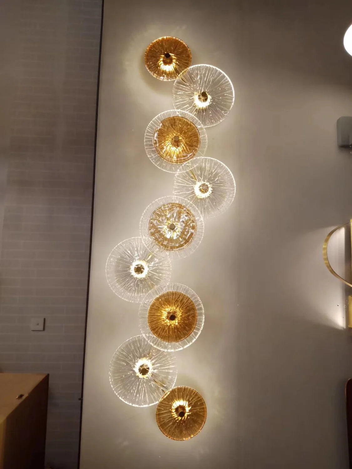 lampe à poser postmoderne en verre et fer doré lotus - vue 6 sur 10