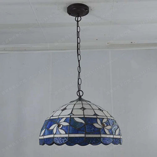 lustre antique en vitrail pour ambiance nostalgique et restaurant