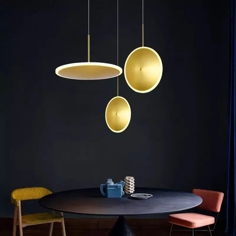 suspension ronde en métal doré au design ufo - vue 6 sur 12
