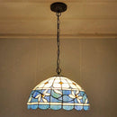 lustre antique en vitrail pour ambiance nostalgique et restaurant