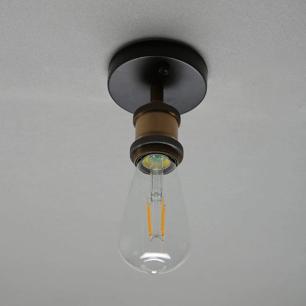 plafonnier industriel vintage pour décoration moderne intérieure
