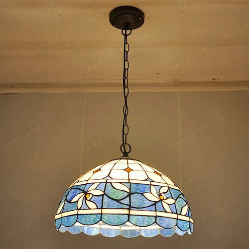 lustre antique en vitrail pour ambiance nostalgique et restaurant