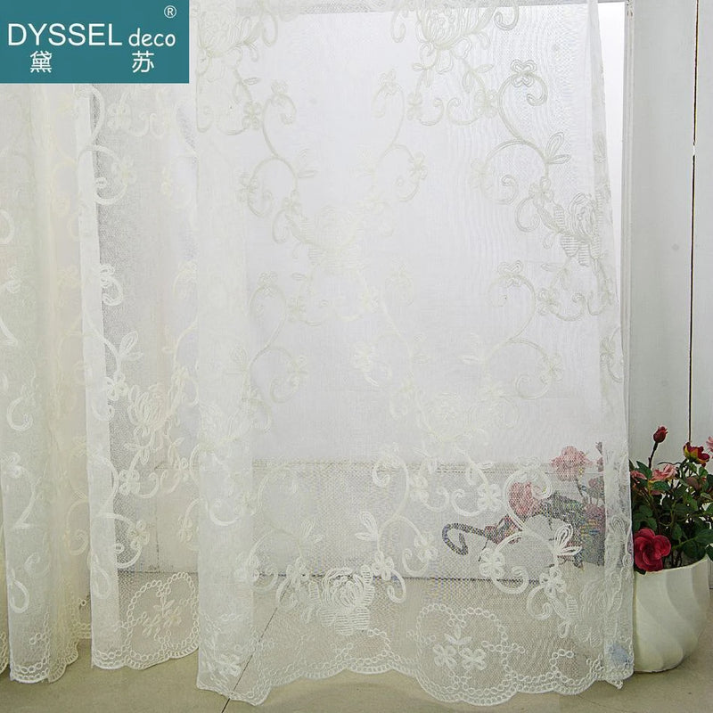Voilage brodé fleurs festonné style classique romantique fenêtre