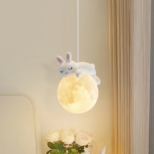 Suspension créative avec boule et lapin ou ours allongé - vue 3 sur 6