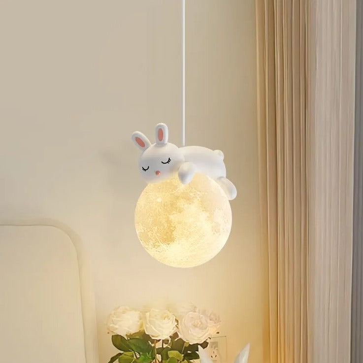 Suspension créative avec boule et lapin ou ours allongé - vue 2 sur 6