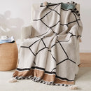 Plaid tricot motif geometrique boheme avec pompons doux