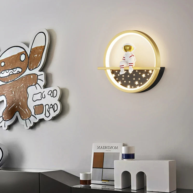 Modern minimalist moon astronaut bedside lamp - vue 3 sur 18