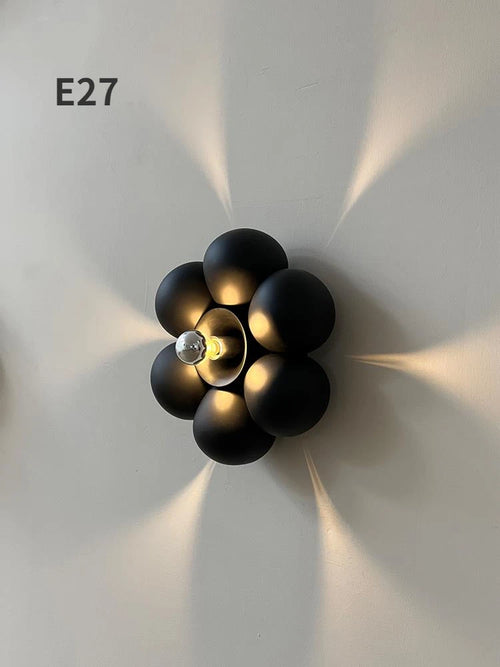 Minimalist flower shaped wall light for a soft atmosphere - vue 4 sur 8