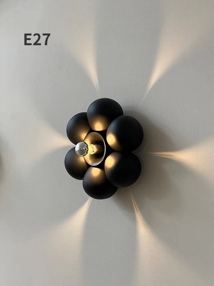 Minimalist flower shaped wall light for a soft atmosphere - vue 3 sur 8