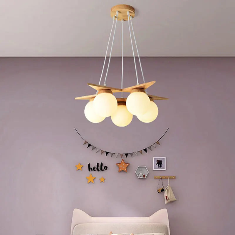lustre en bois nordique avec boule en verre blanc - vue 3 sur 8