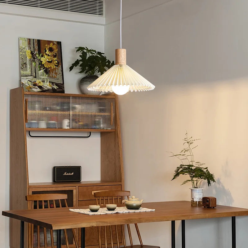 lustre nordique moderne en tissu plissé avec base en bois - vue 4 sur 14