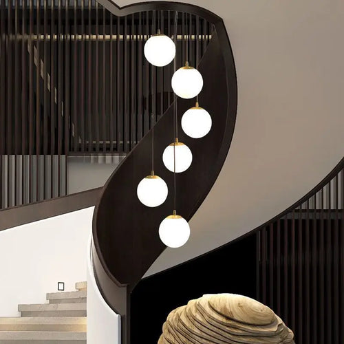 lustre nordique avec lampes de boule en verre laiteux suspendues