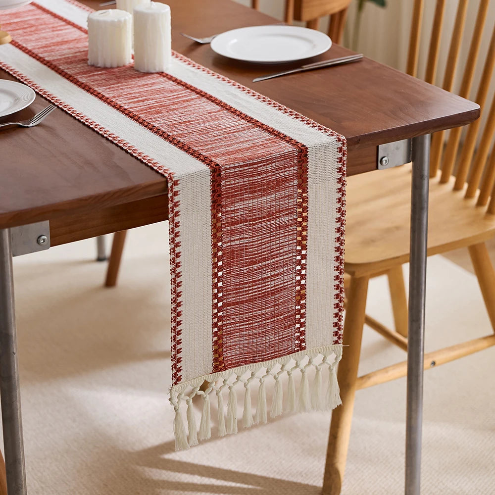 Chemin de table boheme rayures rouge beige pompons